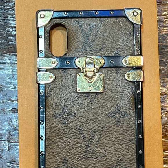 LOUIS VUITTON EYE TRUNK MONOGRAM REVERSE W/ STRAP IPHONE X/XS. - Picture 3 of 16